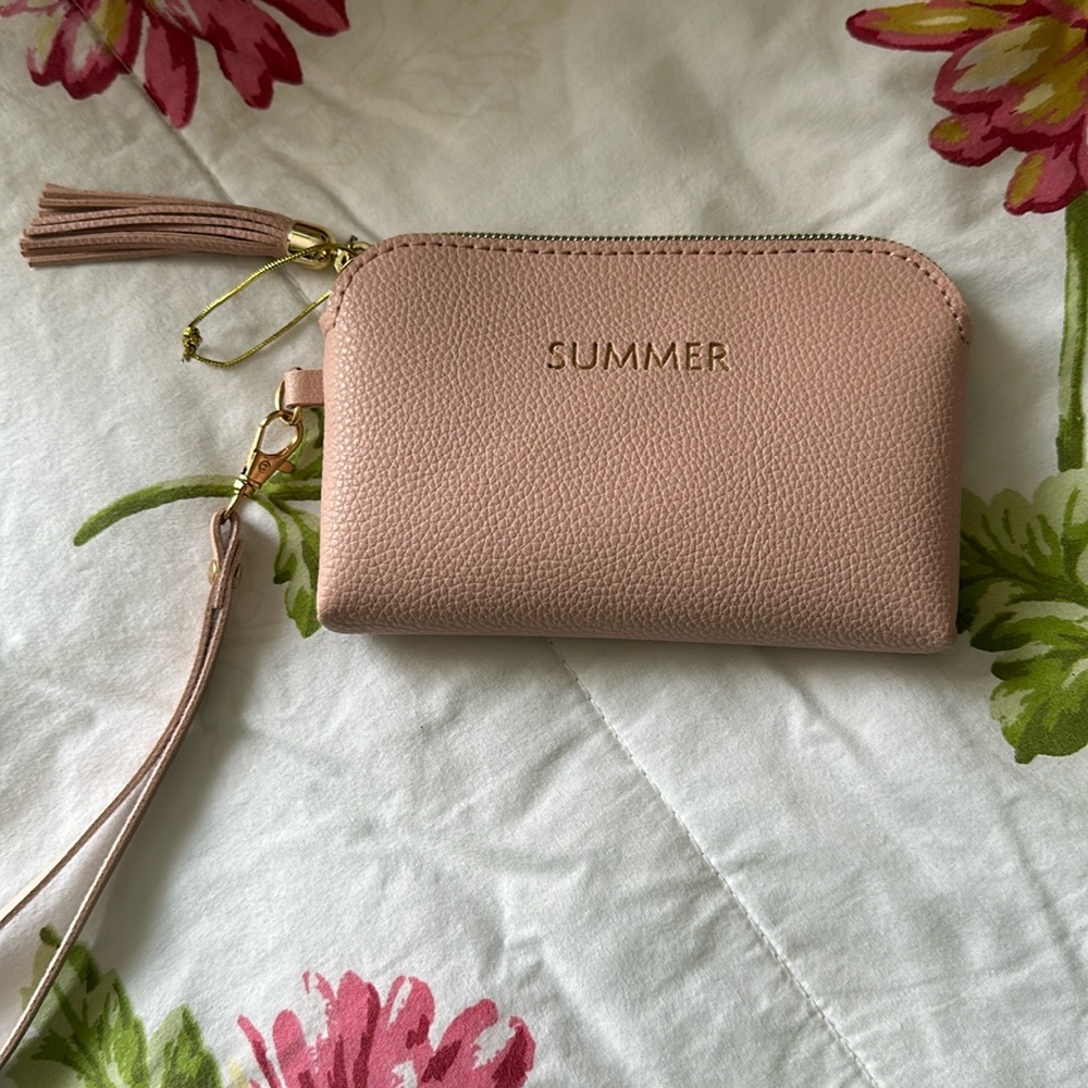 💖Summer light pink small wristlet with tassel on gold zipper closure.